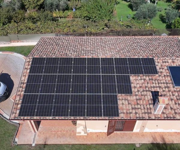 Impianto fotovoltaico da 10,23 kWp con batterie di accumulo da 20,48 kWh su tetto a falda a Zagarolo, installato da TecnoGreen